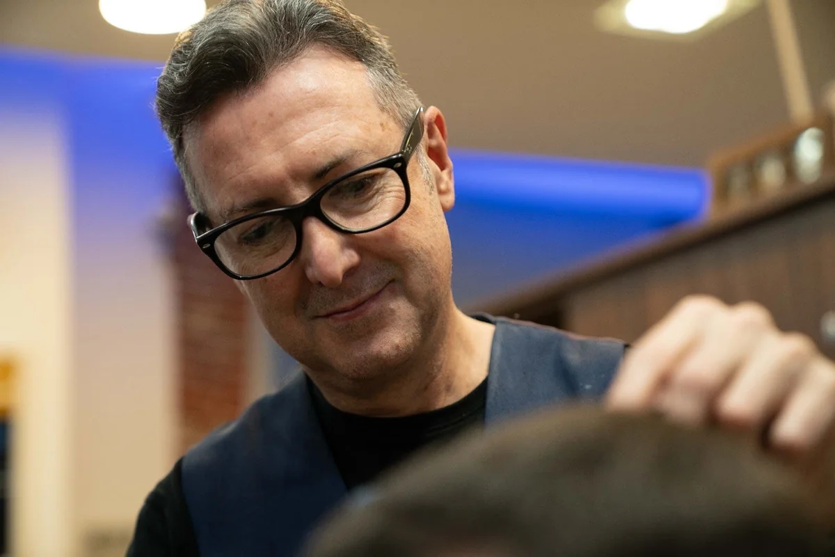 Arturo Comín concentrado en el corte de un cliente