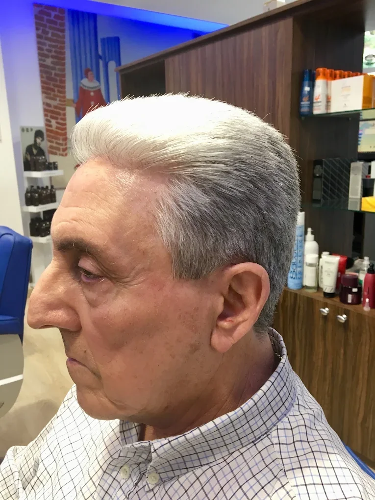 Corte clásico de cabello gris con acabado natural