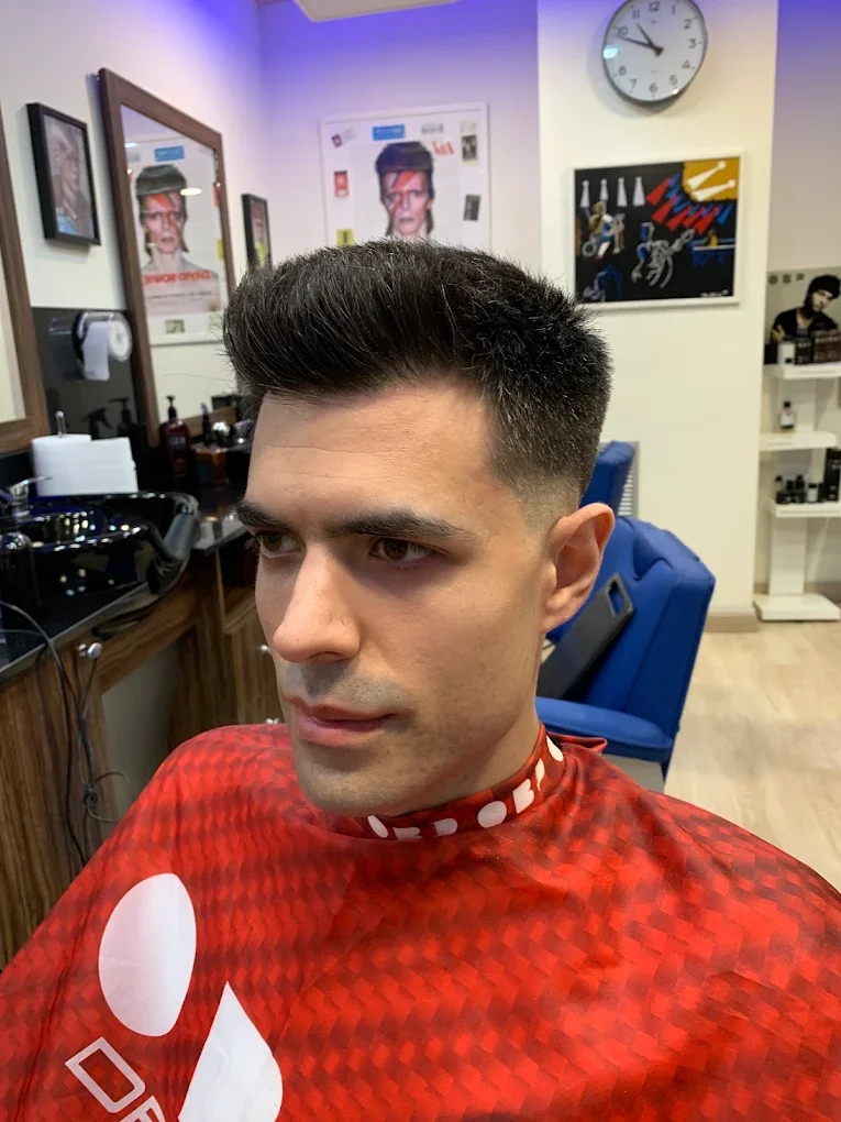 Corte de cabello corto con textura y laterales degradados