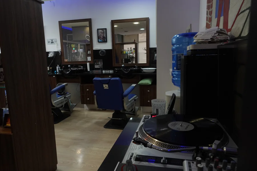 Tocadiscos, espejos y sillones de la peluquería Arturo Comín